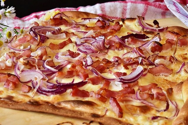 tarte flambée, dough, crispy